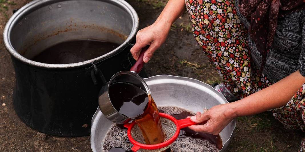 Dut değil keçiboynuzu hiç değil! Doğal yöntemlerle hazırlanıyor: Bu pekmez öksürüğü anında kesiyor 2